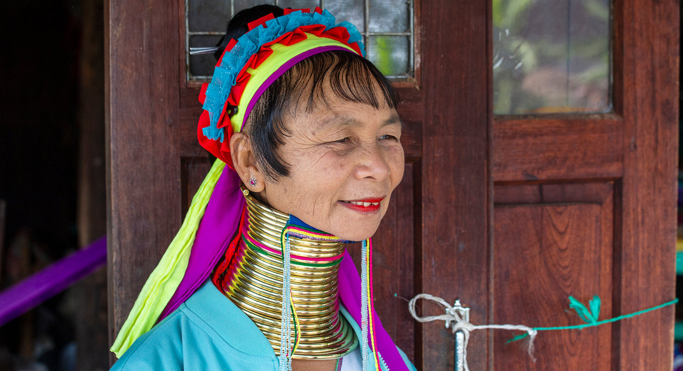 Thailand: A Padaung (Long Neck Karen) woman removing her neck rings for  cleaning, village near Mae Hong Son. The Padaung or Kayan Lahwi or Long  Necked Karen are a subgroup of the